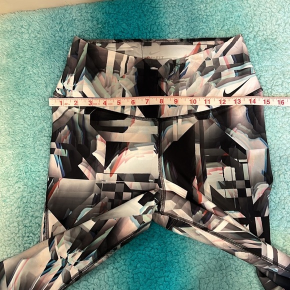 🔥NWOT Nike Abstract Pattern Leggings🔥 - Picture 4 of 9